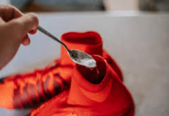 Hvad gør man, når fodboldstøvlerne lugter efter træning?