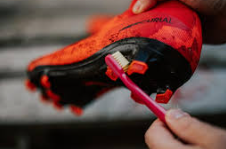 Hvad gør man, når fodboldstøvlerne lugter efter træning?