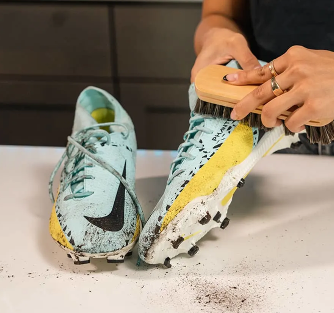 Hvordan man korrekt beskytter fodboldstøvler i en fugtig forårstid