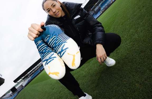 Fodboldstøvler Materialeguide: Læder vs. Syntetiske Fibre