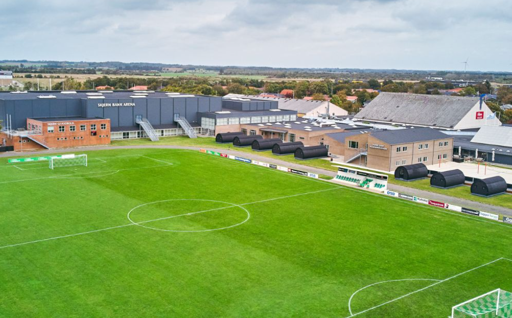 Fodbold på kunstgræs i Danmark – typiske spilleforhold